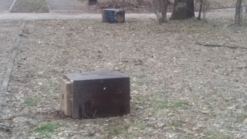 Srušene kante na sve strane