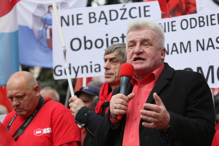 Piotr Ikonowicz podczas Marszu Sprawiedliwości Społecznej przy rondzie Charles'a de Gaulle'a w Warszawie.