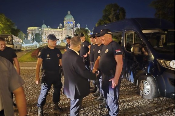 Dačić obišao pripadnike MUP koji su obezbeđivali današnji skup SNS: "Sigurnost i stabilnost ostaju naš glavni prioritet" (FOTO)