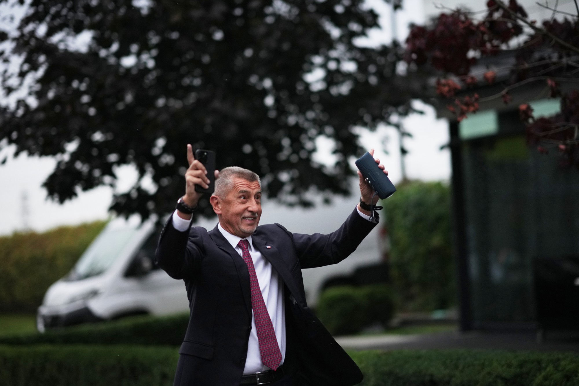 Český expremiér a predseda opozičného hnutia ANO Andrej Babiš ukazuje víťazné gesto počas príchodu do volebného štábu ANO po druhom dni volieb do Poslaneckej snemovne Parlamentu ČR v Prahe.