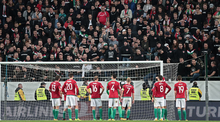 Az októberi, Feröer elleni
kínkeserves 1-0-s győzelem
után a szurkolók a válogatott
és Bernd Storck szövetségi
kapitány ellen tüntettek /Fotó: Isza Ferenc