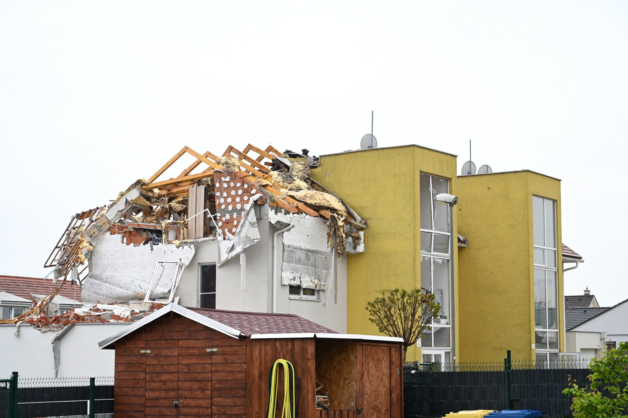 Zničená bytovka v Bielom Kostole.