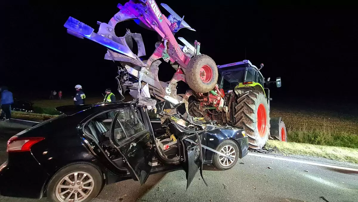 Groźny wypadek na DK15 z udziałem dwóch aut i traktora