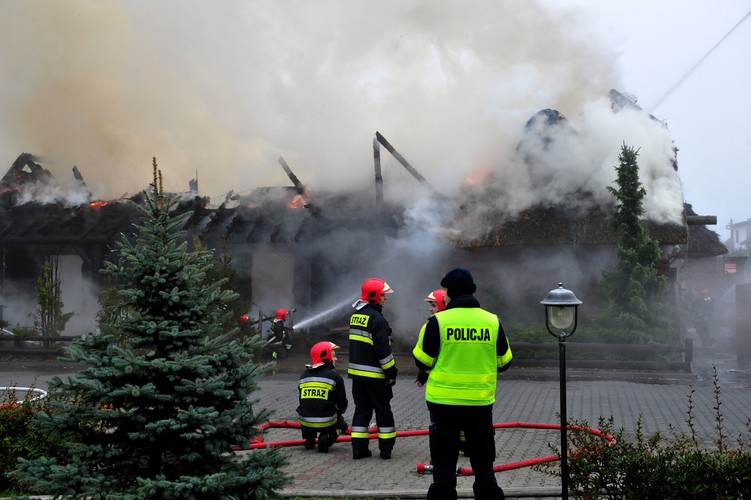 Dogaszanie pożaru w Szczecinie. Spłonęła restauracja 'Chałupa'