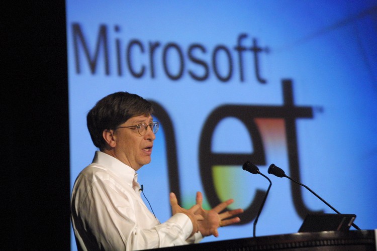 <b>1998: .NET Framework</b>
<br><br>
Ballmer staje na czele zespołu przygotowującego platformę deweloperską .NET Framework. Jako główny kandydat do przejęcia schedy po Gatesie, otrzymuje stanowisko prezesa softwarowego oddziału Microsoftu.