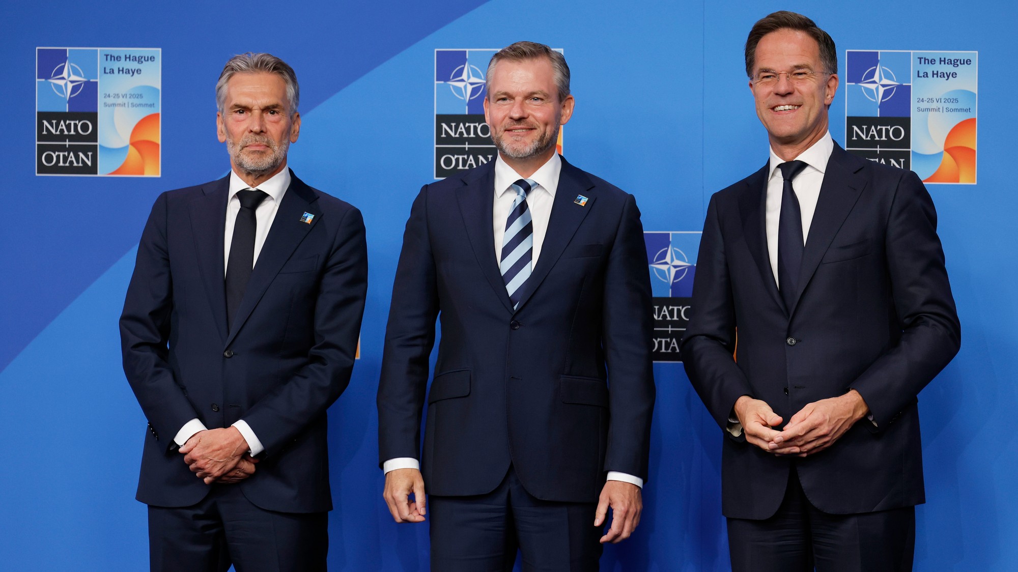 Generálny tajomník NATO Mark Rutte (vpravo) a holandský premiér Dick Schoof (vľavo) vítajú prezidenta SR Petra Pellegriniho (uprostred) počas oficiálneho privítania na summite NATO v holandskom Haagu.