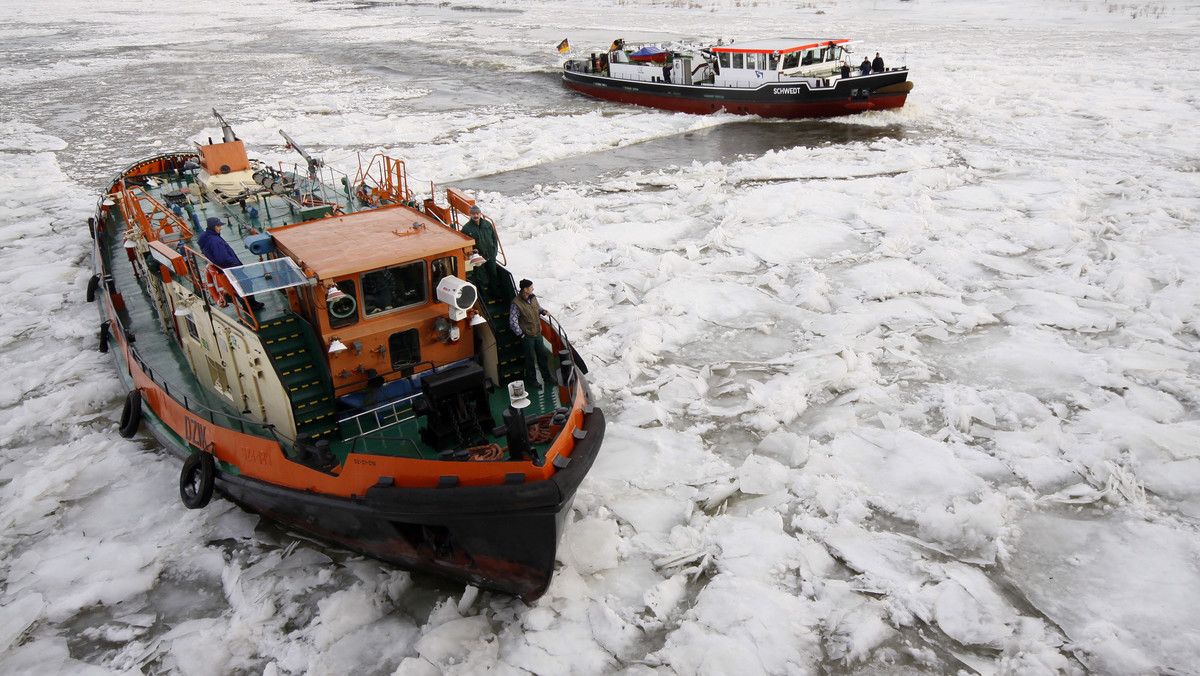 W niedzielę po raz kolejny kilkanaście lodołamaczy polskich i niemieckich wyruszyło na Odrę, by kruszyć lód. Rzeka nadal w kilku miejscowościach regionu przekracza stany alarmowe - poinformowało Wojewódzkie Centrum Zarządzania Kryzysowego w Szczecinie.