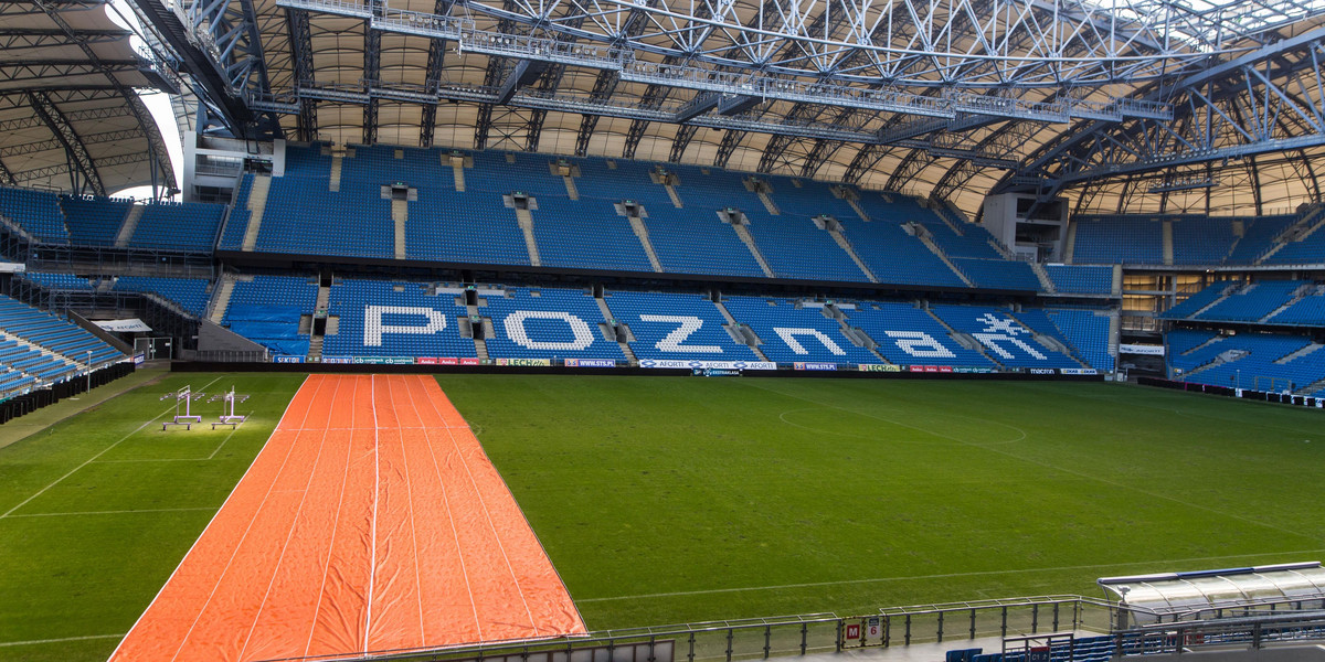 Stadion Miejski , Stadion Lecha , ochrona murawy - polozona pomaranczowa plachta i naswietlanie 