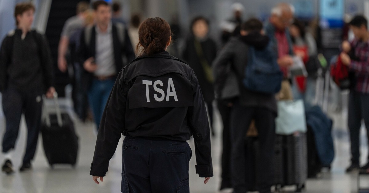 米国の空港の危機。ドナルド・トランプ大統領、TSAの給与支払いを命令