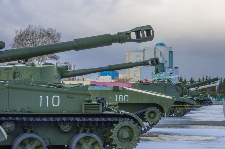 Dwie dekady po upadki Związku Radzieckiego wzrasta potencjał wojskowy Rosji. Od 2008 roku wydatki na cele militarne zwiększona o jedną trzecią i według zapewnień wciąż ma rosnąć. Budżet na obronność to 76,6 mld dolarów. <br><br> Główny potencjał militarny Rosji to siły lądowe, które mają ponad 15 tys. czołgów, nikt na świecie nie ma więcej. Duży znak zapytania to stopień wyszkolenia żołnierzy oraz przestarzałe wyposażenia. <br><br> Władze w Moskwie mają do dyspozycji ogromną liczbę rezerwistów oraz rozwinięty system jednostek paramilitarnych wspieranych przez władze centralne. <br><br> Rosja też ma arsenał atomowy, większość jednostek jest przestarzałych, ale wciąż budzą postrach. <br><br> Rosja rozwija swoje wojska operujące w Arktyce, co ma związek z poszukiwaniem surowców na tym obszarze. Mają flotę lodołamaczy o napędzie atomowym, czego nie ma nikt inny.