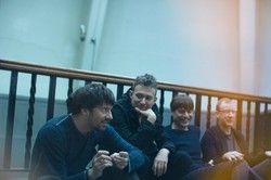 Damon Albarn i Graham Coxon pomiędzy wieżami