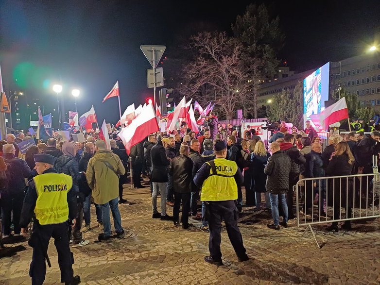W czasie debaty przed bramą TVP zebrały się tłumy zwolenników poszczególnych kandydatów na prezydenta Warszawy