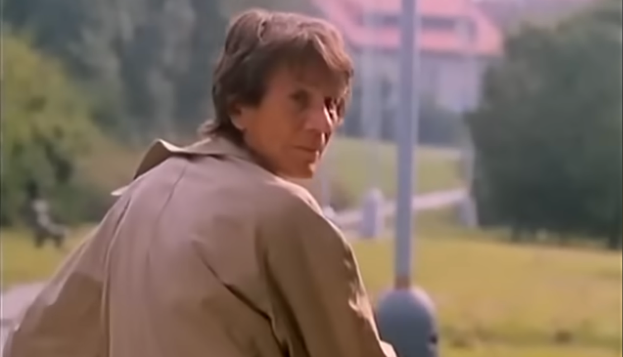Český textár a scenárista Eduard Pergner si zahral vo filme Byl jednou jeden polda 2. 