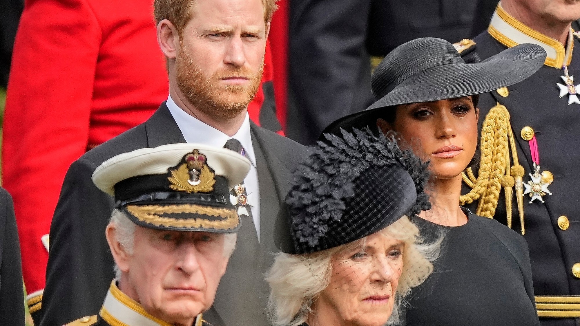 Britský kráľ Karol III., kráľovná Camilla, princ Harry a Meghan.