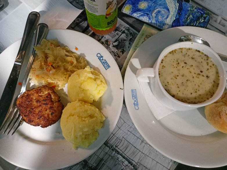 Z kuchni PRL-u — kotlet mielony z pyrami i surówką oraz tradycyjny żurek