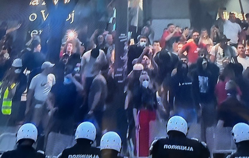 Napad na policiju kod Predsedništva