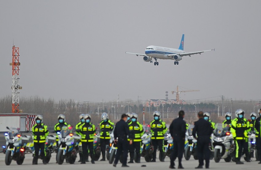 Avion sa medicinarima stiže u Šenjang