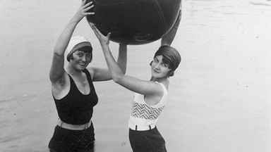 Sto lat temu na plaży nie było bikini. Tak wyglądało polskie lato [ZDJĘCIA]