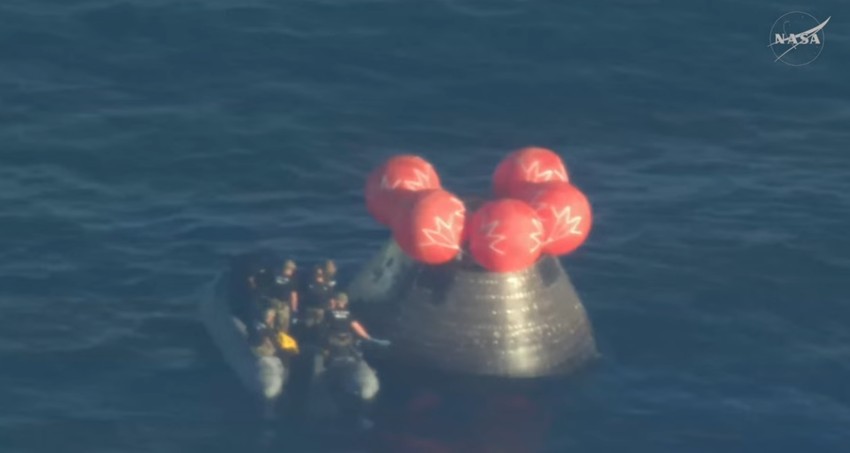 Čamci za spasavanje prilaze članovima posade tima "Artemis II"