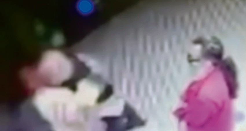 Na snimku sa sigurnosnih kamera vidi se kako radnik iz obezbeđenja prilazi ženi i brutalno je udara glavom, nakon čega ona pada na asfalt ispred prodavnice