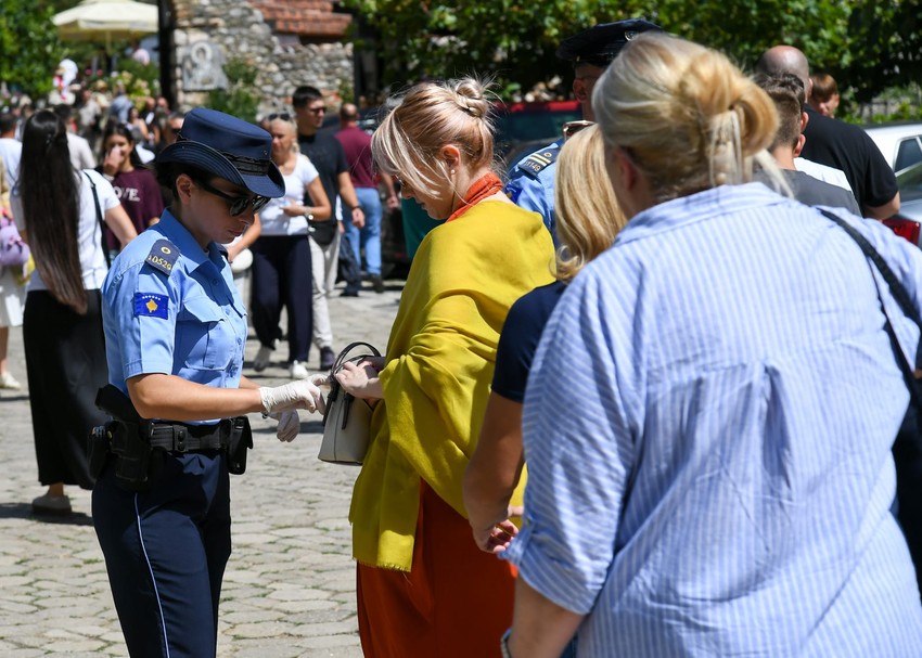 Kosovska policija pretresala vernike na ulazu u portu manastira Sveti Arhangeli 