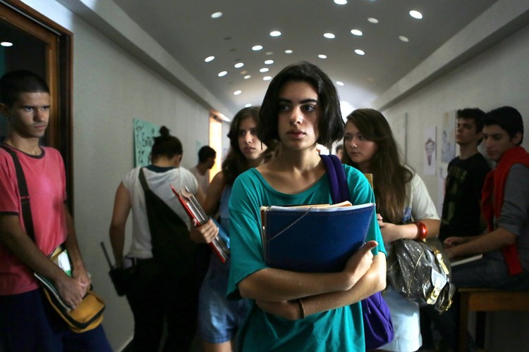 <strong>Kalifornia, reż. Marina Person</strong>
<br><br>
Akcja filmu rozgrywa się w 1984 roku w São Paulo. Przepełniony muzyką popularnych wówczas, a kultowych już dziś kapeli, w rodzaju Joy Division i The Cure, film pokazuje dojrzewanie głównej bohaterki, siedemnastoletniej Estelii (rewelacyjna i pełna młodzieńczej energii Clara Gallo). Dziewczyna, wraz z dwoma wiernymi koleżankami, przeżywa pierwsze miłosne wzloty i upadki, słucha ulubionych zespołów i chadza na licealne imprezy. Przede wszystkim jednak w napięciu czeka na obiecany przez surowego ojca urodzinowy prezent – wyjazd do mitycznej Kalifornii, w odwiedziny do ukochanego wujka Carlosa, dziennikarza muzycznego. Słoneczna amerykańska kraina staje się tutaj rodzajem 