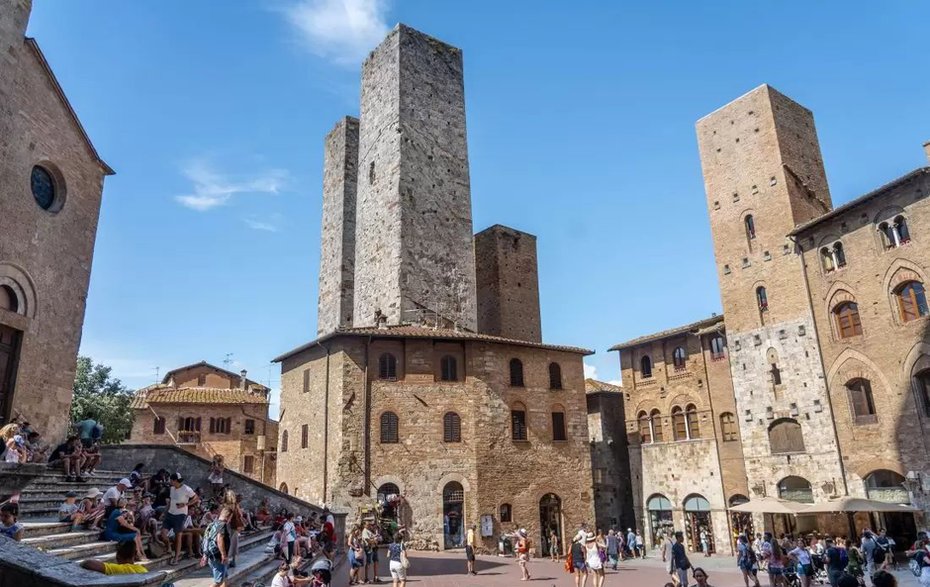 Piazza del Duomo w San Gimignano