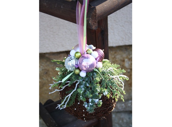Wiszący stroik w formie kuli z gałązkami, bombkami i pasującymi do całości wstążkami. Autorka: Marta Jarosińska-Mańka