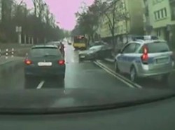 Tak Aston Martin łamie drzewo jak zapałkę