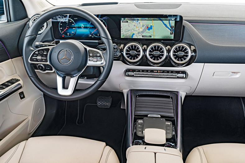 Mercedes GLA: eleganckie instrumenty, świetne multimedia.