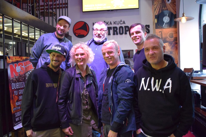 Članovi "Dubioze kolektiv" sa Bobom Živkovićem na promociji u Beogradu