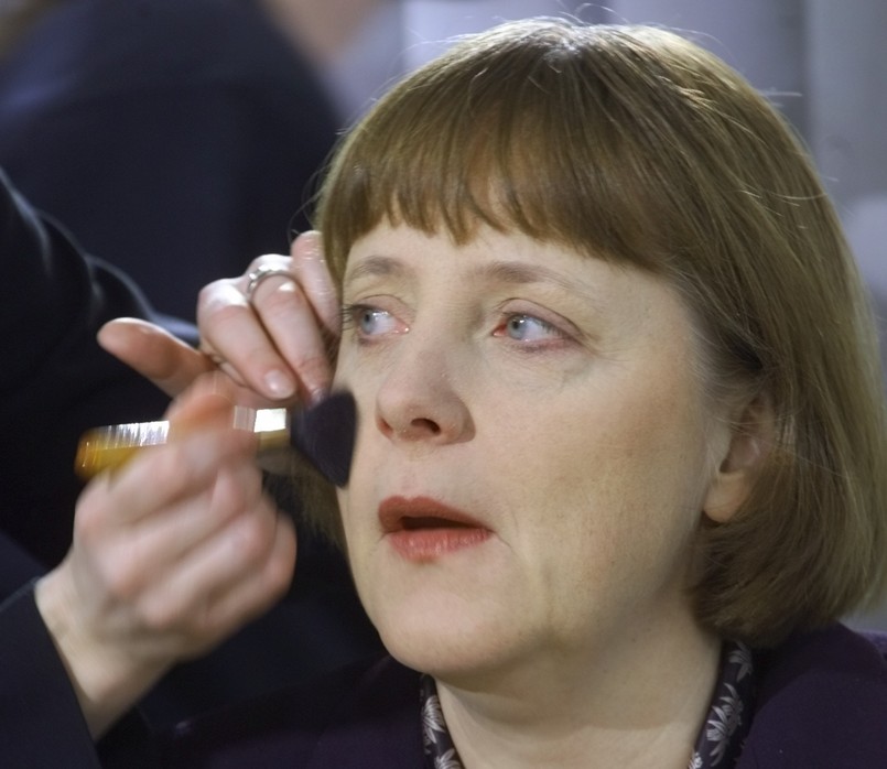 W Niemczech mówi się już o politycznej erze Angeli Merkel . Rządzi okrajem od dziewięciu lat. Od 14 stoi na czele chadeckiej partii CDU. Ale historia Merkel to przykład niezwykłej politycznej kariery, o której ona sama nie lubi rozmawiać. Podobnie jak o swoim życiu prywatnym i rodzinie. O jej mężu mówi się nawet, że ”niewidoczny jak molekuła” (jest chemikiem kwantowym). To, co o niej wiadomo ujawnia ona sama – zawsze przed wyborami – by ocieplić swój wizerunek. Lubi więc u mężczyzn piękne oczy, wędrówki piesze i pracę w ogródku. Z owoców najbardziej ceni truskawki, z ciast - placek ze śliwkami, a z dań - pieczoną kaczkę, pstrąga, sznycle i kartoflankę. Sama przepada za gotowaniem. Gdy stoję przy kuchni, przestaję być kanclerzem - mówiła jakiś czas temu. Jest też wielką fanką telefonów komórkowych i to na tyle, że lubi komunikować się ze swymi ministrami i kolegami wysyłając im SMS. Nie przepada z kolei za psami – od kiedy jeden ugryzł ją w dzieciństwie panicznie się ich boi.