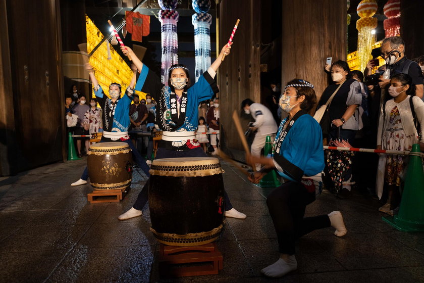 Podczas japońskiego Święta Zmarłych odbywają się tradycyjne tańce.