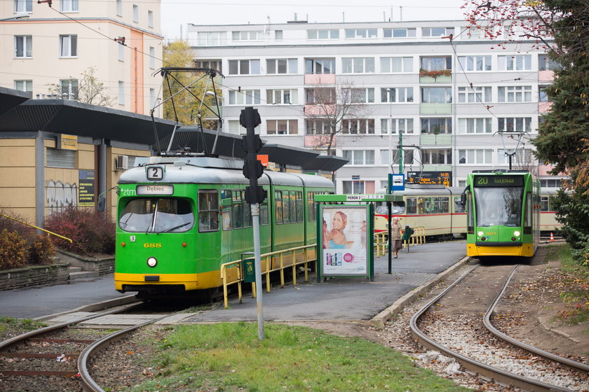 Tramwaj na przystanku