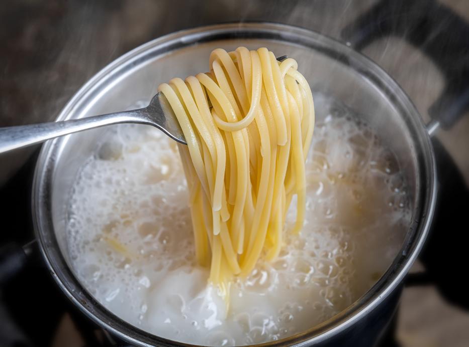 Így nem tapad össze a főzött tészta, ha már leöntötted róla a vizet. Fotó: Getty Images