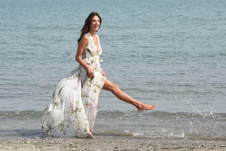Piękna Alessandra Ambrosio na plaży