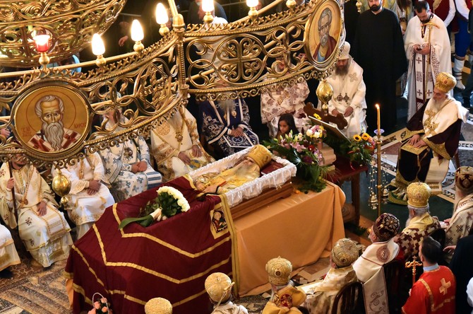 Sahrani mitropolita Amfilohija prisustvovao je veliki broj vernika