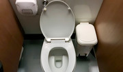 Eksperci mówią, dlaczego nie można robić siku "na Małysza" w publicznych toaletach