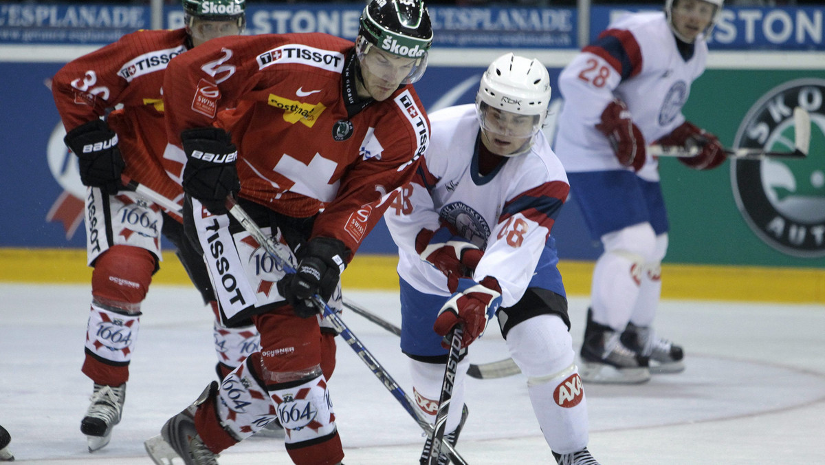 Szwajcarzy mimo sensacyjnej porażki z Norwegami 2:3 (1:3, 0:0, 1:0) zapewnili sobie udział w ćwierćfinałach mistrzostw świata elity w hokeju na lodzie. Była to ich pierwsza porażka w tym turnieju.