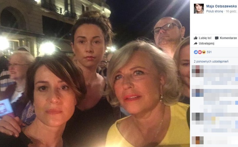 Maja Ostaszewska i Krystyna Janda w czasie protestu pod Pałacem Prezydenckim / zdjęcie z profilu Mai Ostaszewskiej