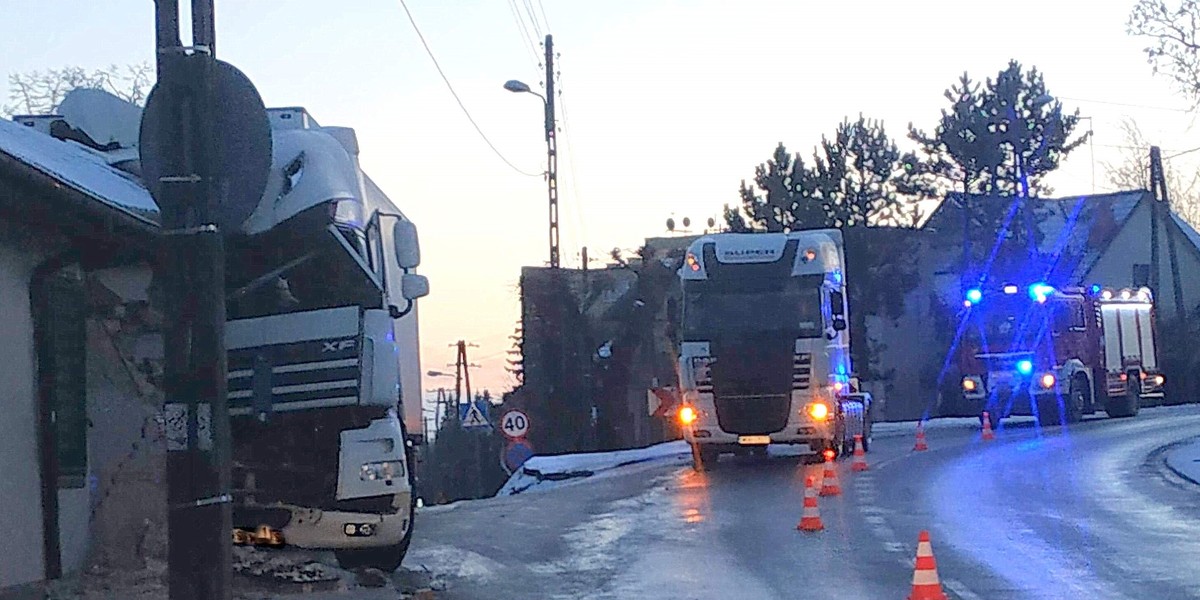 Tir wjechał w budynek w Białej Rawskiej