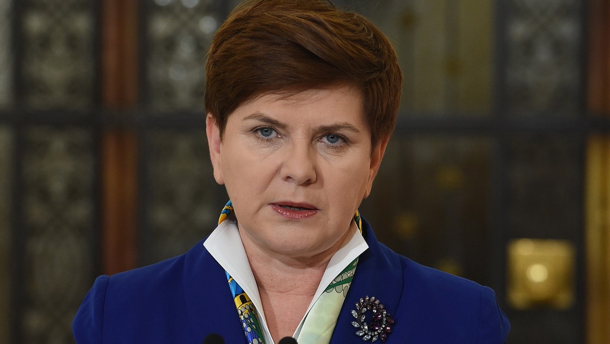 "Ja słowa dotrzymuję. Koniecpol - damy radę" – napisała na Twitterze premier Beata Szydło, po krótkiej wymianie zdań z Izabelą Leszczyną, posłanką Platformy Obywatelskiej. To odpowiedź na zarzuty dotyczące odrzucenia przez Sejm poprawki do budżetu na 2016 rok dotyczącej dotacji na budowę wodociągu w gminie Koniecpol. Rząd jednak zapewnia, że pomoc będzie i zostanie wygospodarowana z rezerwy na likwidację skutków klęsk żywiołowych.