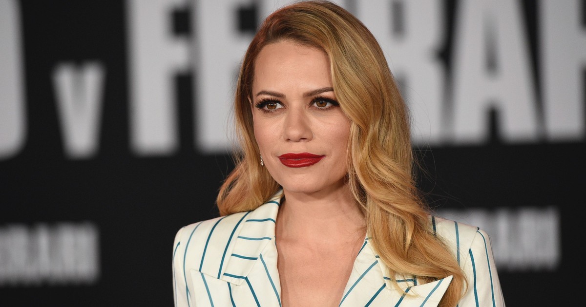 'One Tree Hill' star Bethany Joy Lenz says her costars tried to 'rescue