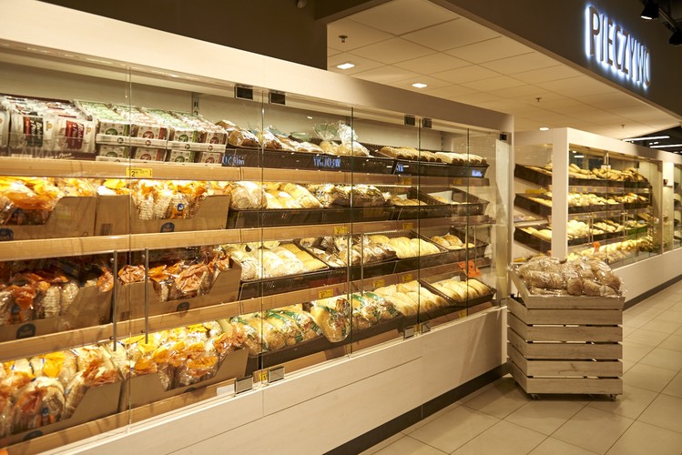 'Klienci mogą liczyć na obsługę dotychczasowego personelu - większość pracowników wspomnianych placówek dołączyła do zespołu sieci Biedronka, który liczy w całej Polsce ponad 65 tys. osób' - czytamy także. <br><br>
Na zdjęciu nowa Biedronka w Poznaniu