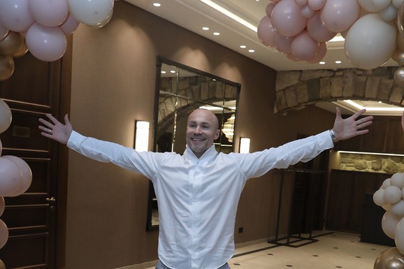 ACA SOFRONIJEVIĆ ŽENI KUPIO LUKSUZAN POKLON POVODOM POROĐAJA Puca od sreće zbog rođenja ćerke Tare, pa priznao: "Liči na mene, danas sam menjao pelene" (Video)