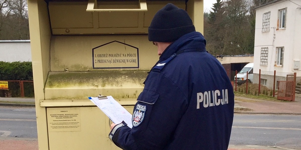 Policjanci i strażacy sprawdzili kontener na odzież