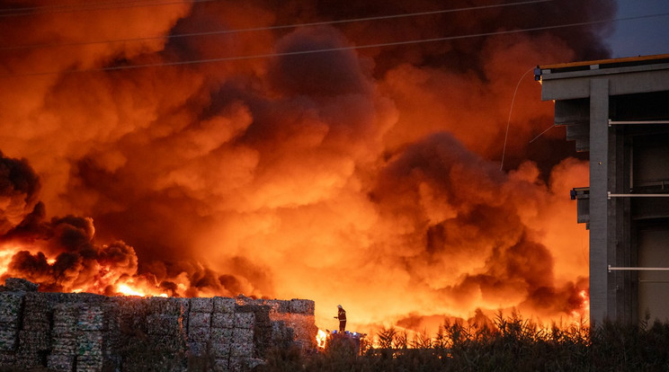 Hatalmas tűz az Eszék melletti PET-palack feldolgozó üzemben / Fotó: Profimedia