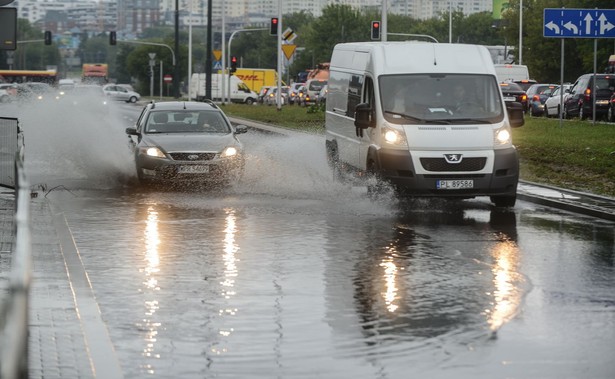 2 tys. interwencji strażaków po nocnych ulewach. W Warszawie zamknięte metro, zalane Centrum Onkologii