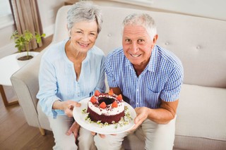 ZUS wypłaca seniorom po 75. roku życia 348,22 zł miesięcznie. Trzeba złożyć wniosek?