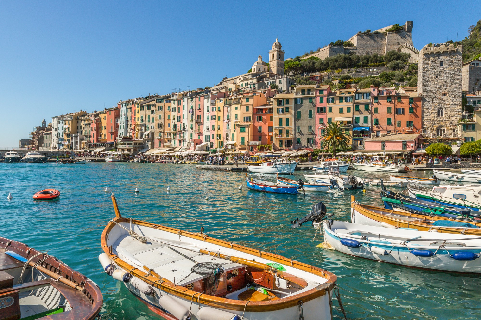 Čarovný prístav v Porto Venere ponúka rovnako krásne farebné domčeky ako Cinque Terre, no bez neznesiteľných davov.